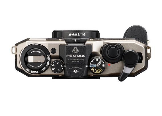 理光发布半画幅格式定焦胶片便携相机 pentax 17